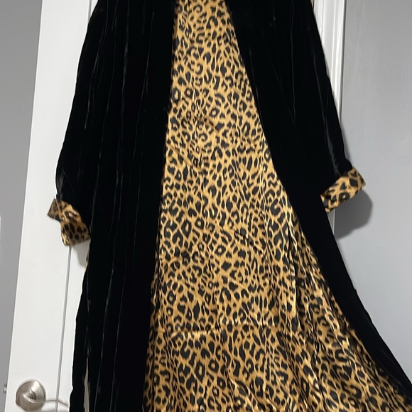 NWT Vintage Sz M/L Victoria Secret Blk Velvet leopard silk lined robe - Picture 3 of 5